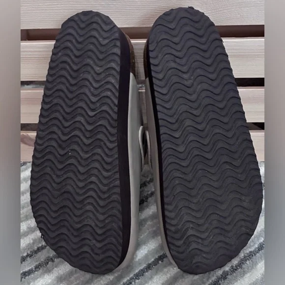 Cushionaire - Women's Loom Platform Slip-On Clog - Picture 3 of 4